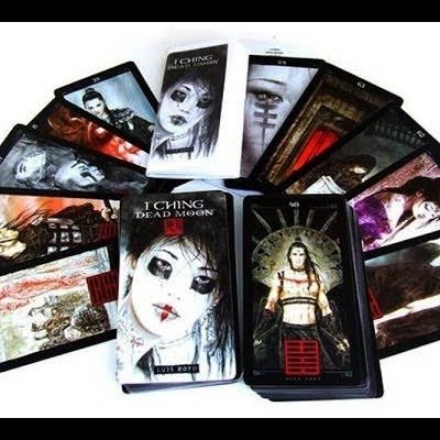 Conjunto de cartas de tarô com caixa e imagens coloridas e esotéricas
