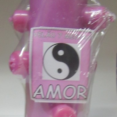 Vela rosa com etiqueta AMOR e símbolo yin-yang embalada em plástico