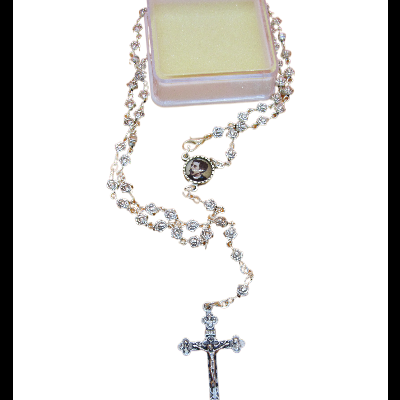 Colar rosário prateado e dourado com caixa salmão aberta