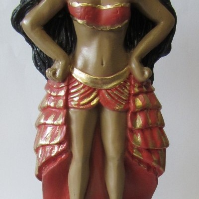 Figura decorativa feminina em resina com roupas vermelhas e douradas e cabelo preto