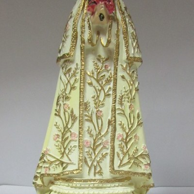 Estátua de Nossa Senhora da Saúde com manto branco e dourado em base castanha