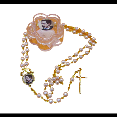 Terço de contas peroladas com cruz dourada e caixa em forma de flor