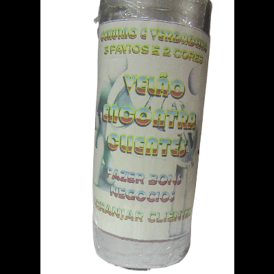 Pacote cilíndrico de velas brancas com texto colorido na etiqueta.