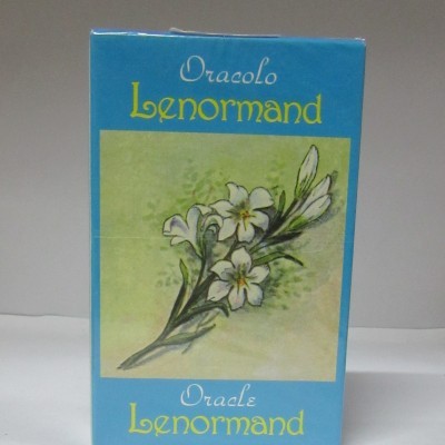 Caixa azul de cartas Oracle Lenormand com ramo de flores brancas desenhadas