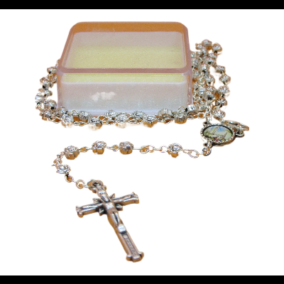 Terço com contas transparentes e cruz prateada em caixa de veludo rosa