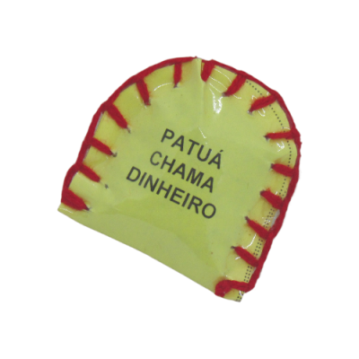 Patuá amarelo com costura vermelha e texto preto