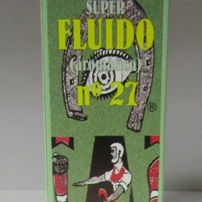 Embalagem verde com texto amarelo e branco e ilustração estilizada