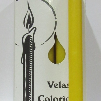 Vela amarela ao lado de caixa branca com ilustração de vela e texto