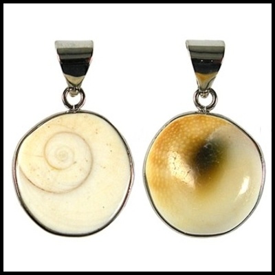Dois pendentes redondos de conchas naturais em metal prateado