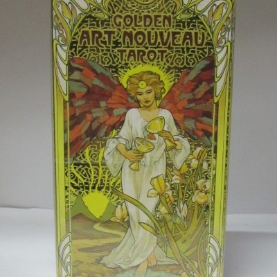 Conjunto de cartas de tarot Golden Art Nouveau com ilustração art nouveau de figura feminina com asas e flores