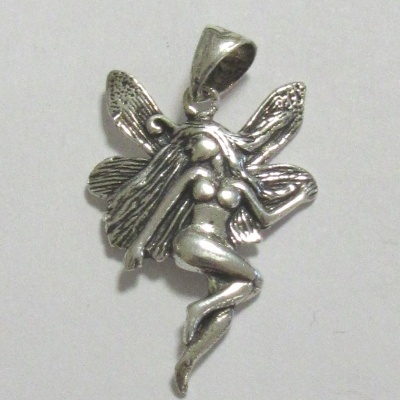 Pendente de fada em metal prateado com asas detalhadas