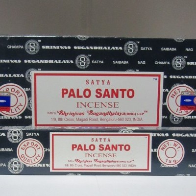 Três caixas pretas de incenso Satya Palo Santo com etiquetas brancas e vermelhas