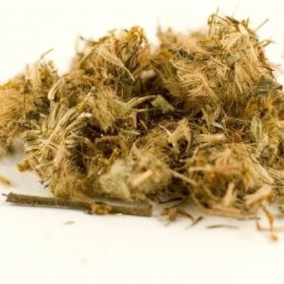 Pequenos pedaços de madeira ou fibras secas castanhas e bege claro com textura rústica