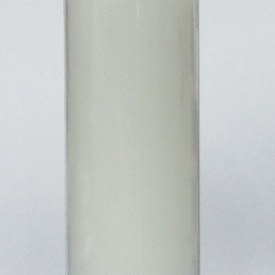 Vela branca cilíndrica em copo transparente