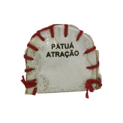 Talismã branco com texto PATUÁ ATRAÇÃO e linha vermelha