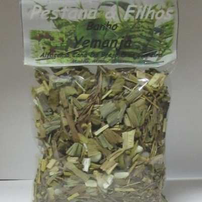 Pacote transparente de ervas secas com rótulo branco e texto