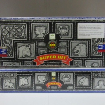 Caixas de incenso Satya Super Hit com padrões em preto e branco e texto colorido