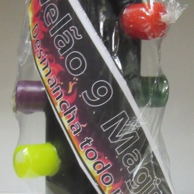 Vela preta com 5 velas coloridas e etiqueta