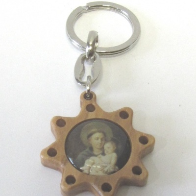 Chaveiro estrela de madeira com imagem clássica de mulher com bebé no centro e anel metálico