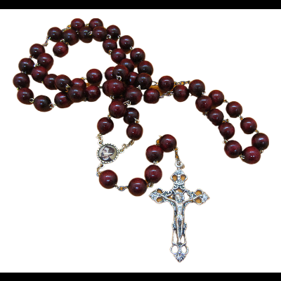 Terço com contas de madeira escura e cruz metálica prateada com crucifixo