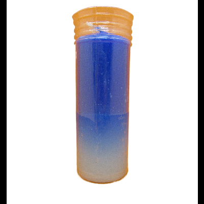 Garrafa plástica translucida com tampa laranja contendo líquido azul e transparente.