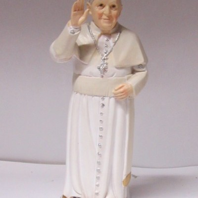 Estatueta cerâmica de figura religiosa em bata branca com base dourada