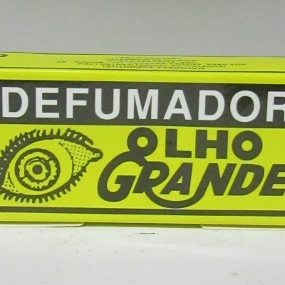 Caixa amarela com texto DEFUMADOR OLHO GRANDE e desenho de um olho