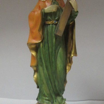 Estátua de Santa Helena com túnica verde e manto laranja segurando cruz