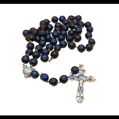 Terço com contas pretas e cruz prateada detalhada