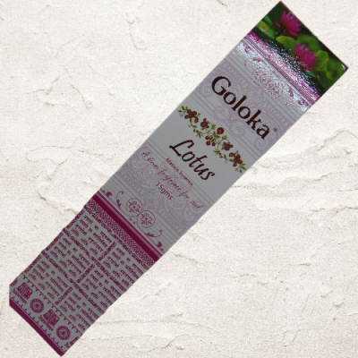 Embalagem de incenso Goloka Lotus com flores e texto, sobre fundo branco texturizado