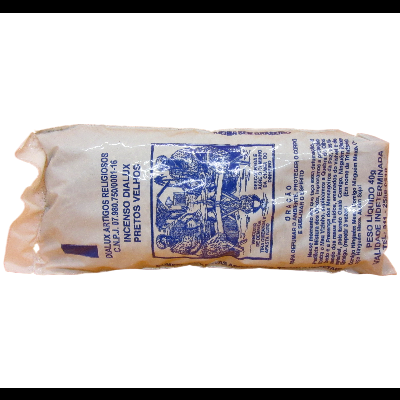 Embalagem branca de tecido com impressão azul com texto e desenhos de feijão preto sobre fundo escuro