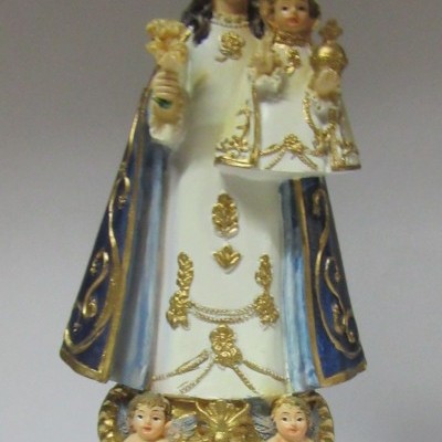 Estátua religiosa de Nossa Senhora dos Milagres com coroas douradas e base com anjos