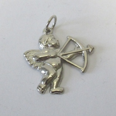 Pingente anjo cupido de prata com arco e flecha