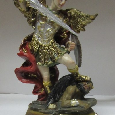 Estatueta de S. Miguel com espada, asas douradas e base com placa