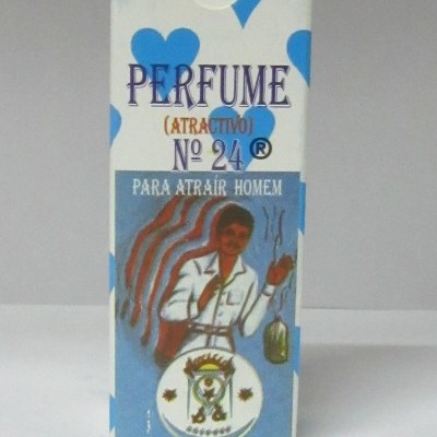 Embalagem branca de perfume com corações azuis e texto em português, ilustrando um homem com roupa branca