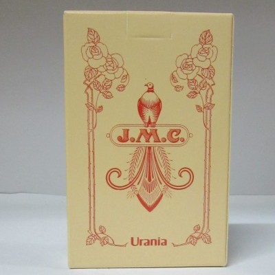 Caixa creme com design vermelho e texto J.M.C. e Urania