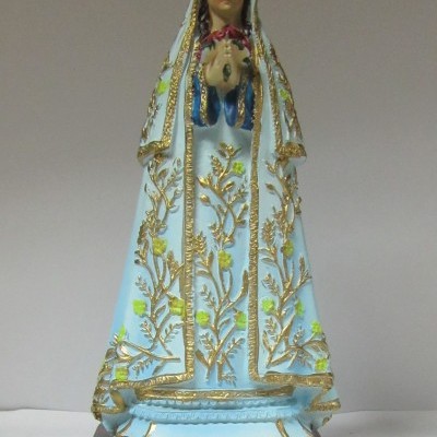 Estátua de Nossa Senhora da Saúde com manto azul e base de madeira