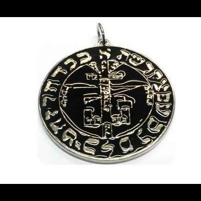 Pendente redondo em metal prateado com símbolos hebraicos