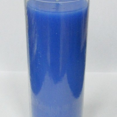 Vela azul em copo de plástico transparente