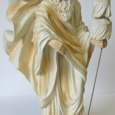 Figura decorativa de Oxalá com túnica branca, base azul e bastão com pássaro