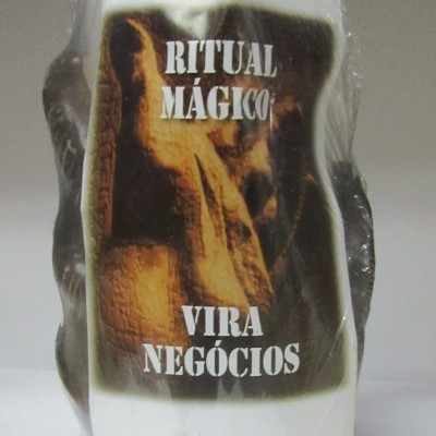 Vela decorativa castanho e branco com etiqueta de ritual mágico