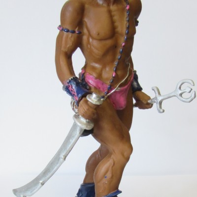 Figura de escultura masculina musculada com espada e capacete em base com placa 'ÓGUN'