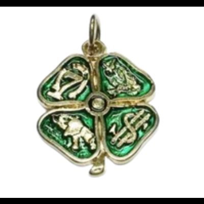 Pendente em forma de trevo dourado com esmalte verde e figuras em relevo