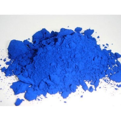 Pó pigmento azul intenso sobre fundo branco