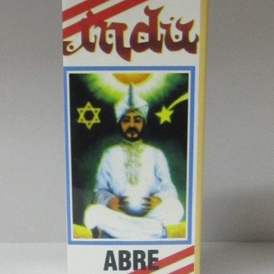 Caixa branca de fluido andiu com imagem de homem em turbante branco e texto. 