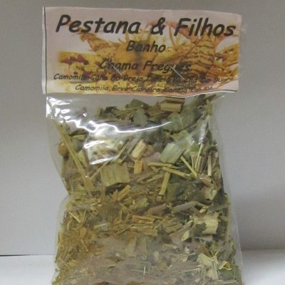 Pacote de ervas secas com etiqueta com texto Pestana & Filhos