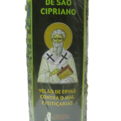 Vela verde com etiqueta preta e imagem de São Cipriano segurando um livro
