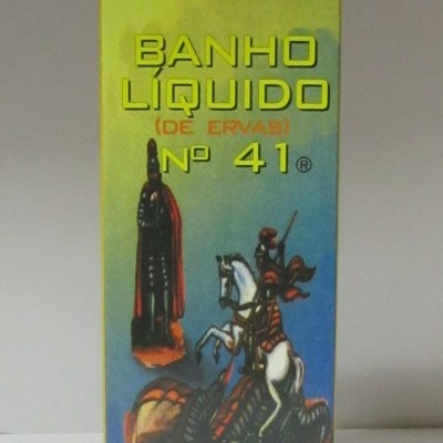 Embalagem amarela e azul de Banho Líquido Nº 41 com ilustração de cavaleiro e dragão