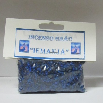 Saco plástico com incenso grão azul 'Iemanjá' e etiqueta branca com texto azul