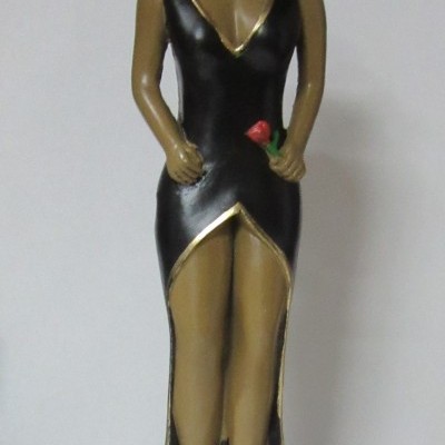 Estátua de mulher em vestido preto com rosa vermelha
